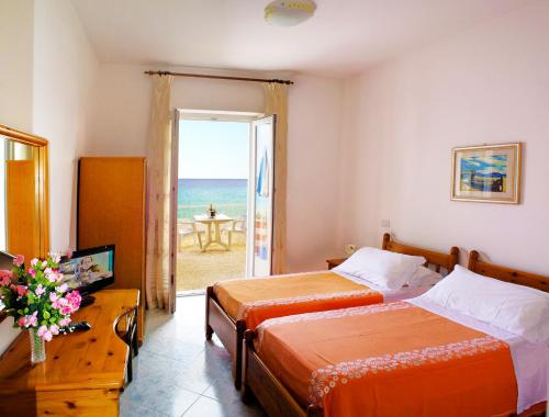 1 Schlafzimmer mit 2 Betten und Meerblick in der Unterkunft Hotel La Gondola in Ischia