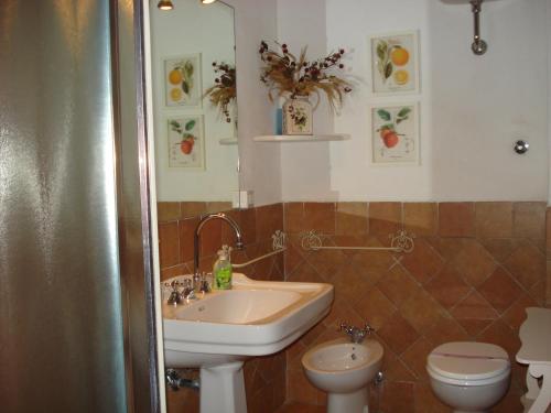 een badkamer met een wastafel en een toilet bij Casale La Fornace in Costacciaro
