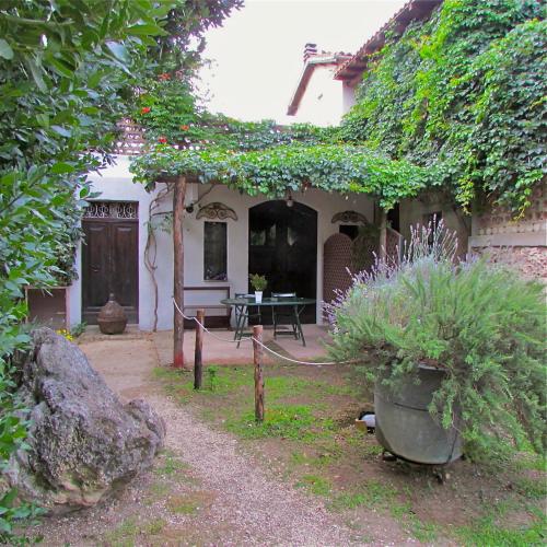 a house with a patio with a table and plants at Agriturismo "Borgo Madonna degli Angeli" - charming cottages in the gardens ! in Tocco da Casauria