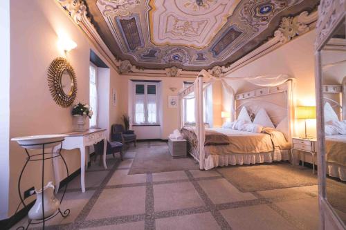 sypialnia z dużym łóżkiem i sufitem w obiekcie Il Sogno Maison de Charme w mieście Chiavari