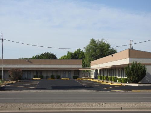 an empty parking lot in front of a building at Mayo Inn in Roswell