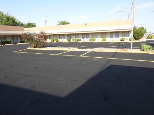 an empty parking lot in front of a building at Mayo Inn in Roswell