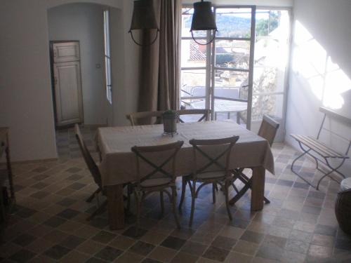 une salle à manger avec une table et des chaises et une fenêtre dans l'établissement La Maison de Papé, à Combas