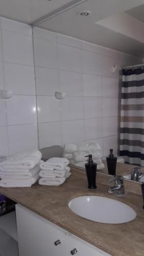 encimera con lavabo y espejo en DV Apartments en Santiago