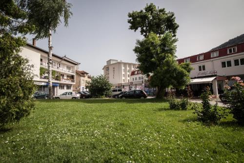Un jardín fuera de Hotel Zelengora