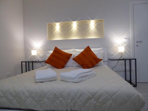 ボローニャにあるMascarella House Bologna - self check-inのベッドルーム(白い大型ベッド、ランプ2つ付)