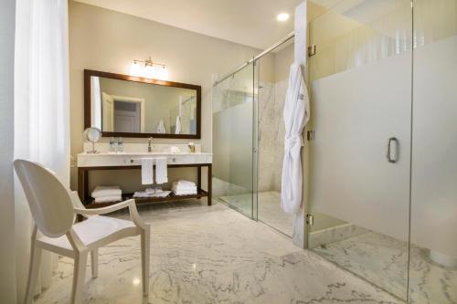 a bathroom with a shower and a sink and a mirror at Hotel del Parque in Guayaquil