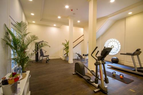 a gym with a treadmill and exercise equipment in a room at Hotel del Parque in Guayaquil