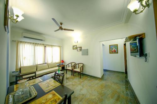 a living room with a couch and a table at Manasarovar Homes - Rajalakshmi Serviced Apartments in Tiruvannāmalai