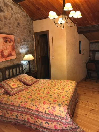 1 dormitorio con 1 cama en una habitación en Hotel Palacio de Libardon, en Libardón