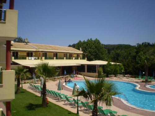 Bazén v ubytování DAMIA HOTEL Apts nebo v jeho okolí