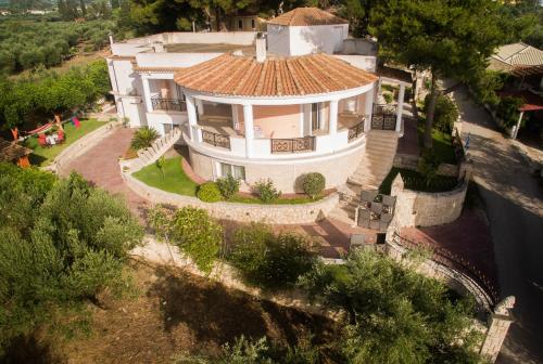 una vista sul soffitto di una grande casa bianca di Villa Sunshine a Città di Zante