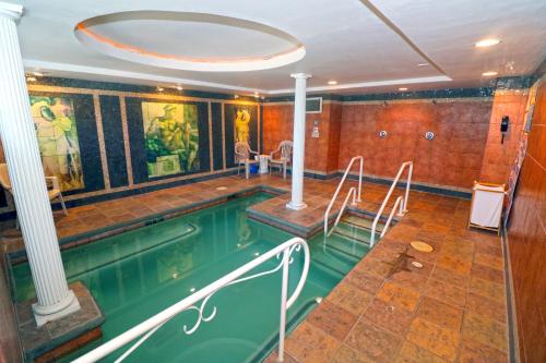 a swimming pool on a cruise ship at Masterpiece Hotel in Morro Bay
