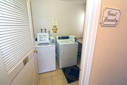 a small laundry room with a washer and dryer at Masterpiece Hotel in Morro Bay