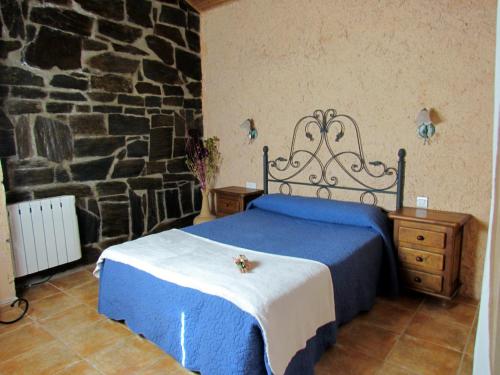 A bed or beds in a room at Apartamentos Rurales Azabal