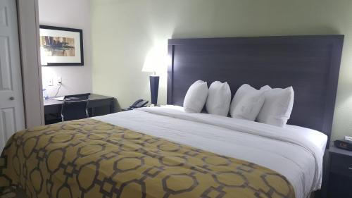Letto o letti in una camera di Baymont by Wyndham Clarksville