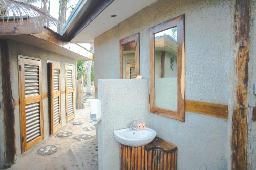 A bathroom at Barefoot Manta Island Resort