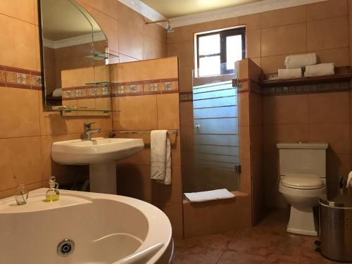 Vonios kambarys apgyvendinimo įstaigoje Hotel y Hosteria Natabuela