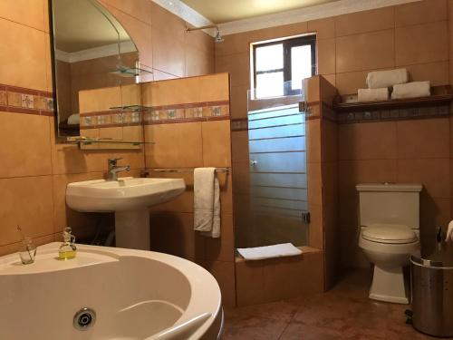Koupelna v ubytování Hotel y Hosteria Natabuela