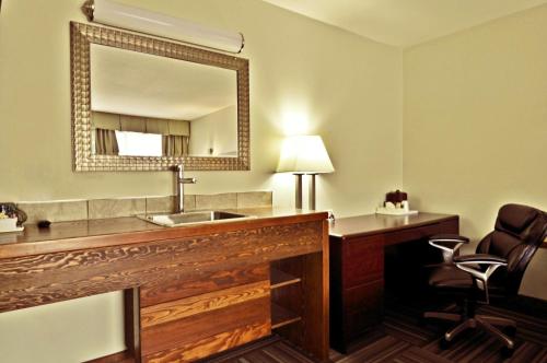 Gallery image of Travelodge by Wyndham Golden Sportsman Lodge in Golden