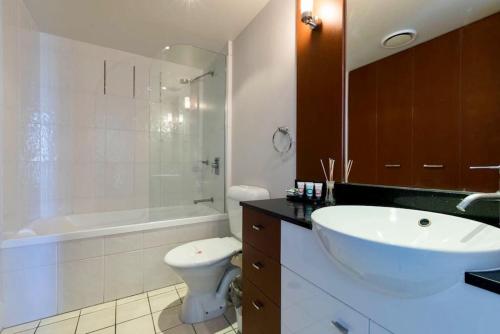 een badkamer met een wastafel, een toilet en een douche bij Apartment with Ocean Views in Gold Coast
