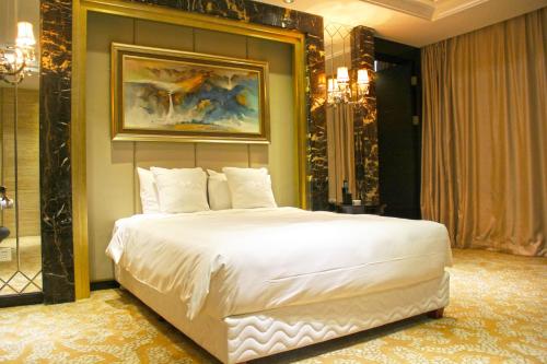 A bed or beds in a room at Haoyin Gloria Plaza Hotel