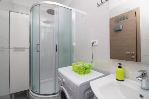 y baño con ducha y lavadora. en Apartment Split4me, en Split