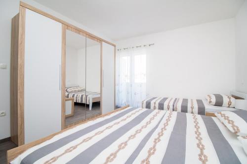 Un dormitorio con dos camas y un espejo. en Apartment Split4me, en Split