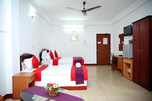 a hotel room with a bed and a television at Hotel Nelly Vavuniya in Vavuniya