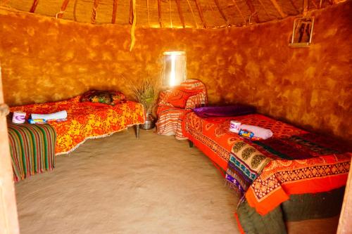 - une chambre avec 2 lits dans une tente dans l'établissement Mala Ki Dhani, à Jaisalmer