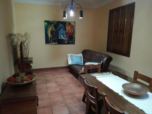 ガラチコにあるLa Bouganvillaのリビングルーム(テーブル、革張りのソファ付)