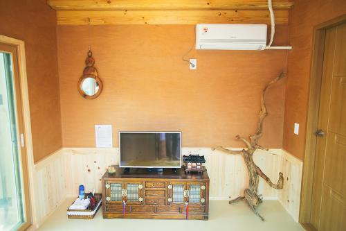 TV a/nebo společenská místnost v ubytování Laon Hanok Gguljam