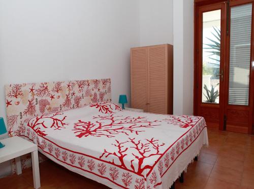 トッレ・スーダにあるVilla Giordanoのベッドルーム1室(ベッド1台、赤と白の毛布付)