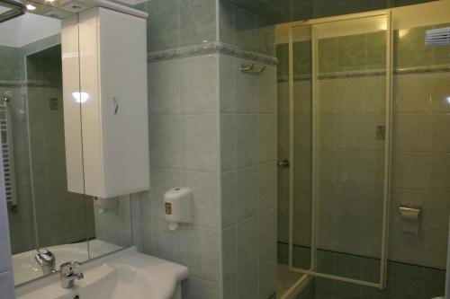 ジェールにあるKuckó Panzió Győrのバスルーム(トイレ、洗面台、シャワー付)