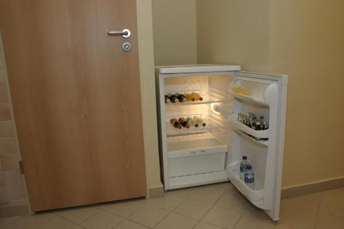ジェールにあるKuckó Panzió Győrの冷蔵庫(部屋内に開閉可能)