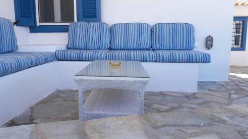 a living room with a couch and a table at Villa Ostria in Vlikhós