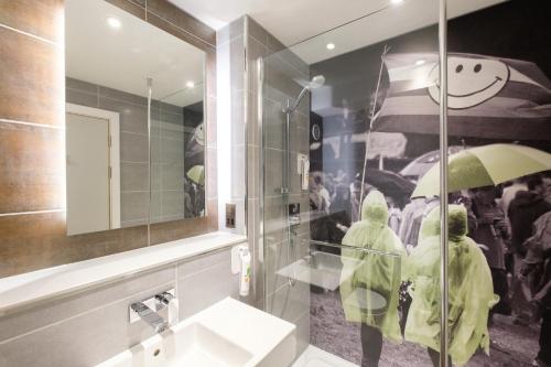 A bathroom at ibis Styles Leeds City Centre Arena