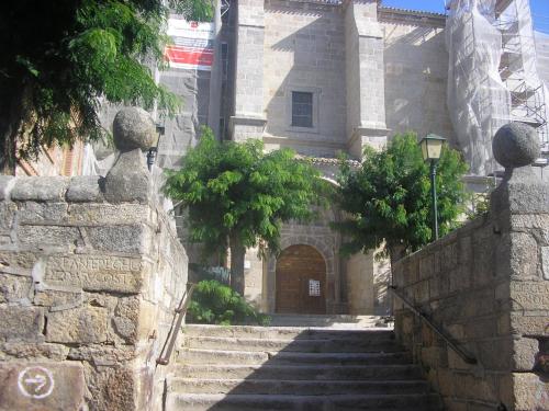 a stone building with stairs leading to a door at Casa Rural La Vid in Cadalso de los Vidrios