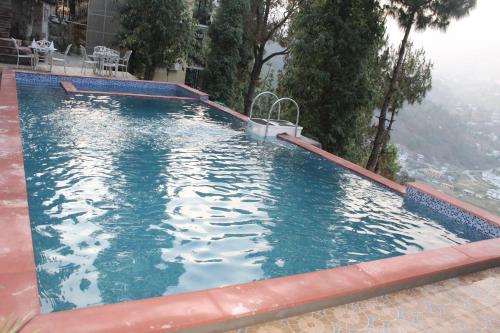 Bazén v ubytování The Fern Hillside Resort Bhimtal nebo v jeho okolí