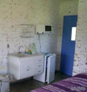 a kitchen with a sink and a refrigerator at Si­tio Vila Davero in Socorro