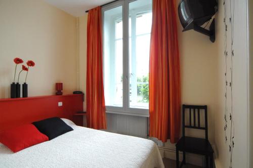 A bed or beds in a room at L'Hôtel L'Astrée