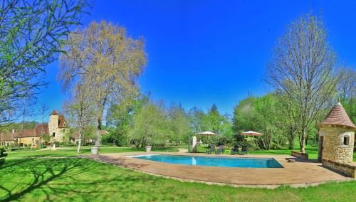 a yard with a swimming pool and a gazebo at Les Jardins d'Ungaro / Manoir La Barrière in Le Vigan