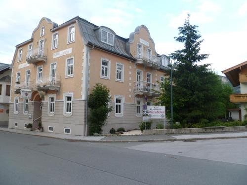 ein großes Apartmenthaus an der Ecke einer Straße in der Unterkunft Apartment Grattschlössl in Sankt Johann in Tirol