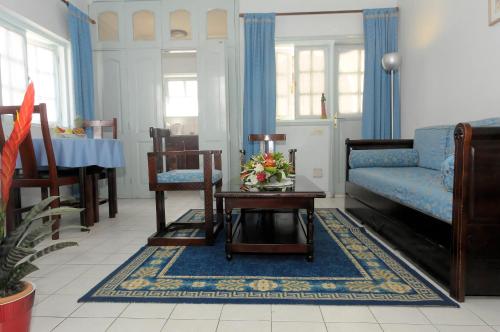 a living room with a couch and a table at Residence Eburnea in Abidjan