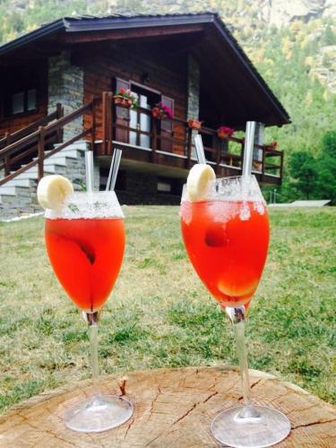 two drinks sitting on top of a wooden table at Il Maiolandro in Noasca