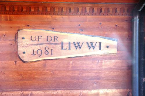 a sign on a wooden wall with the words ut dr livatown at Ferienwohnung Uf dr Liwwi in Grindelwald