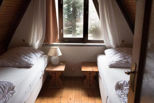 A bed or beds in a room at Reetdach-Ferienhaus in Quilitz