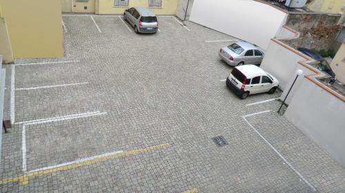 dwa samochody są zaparkowane na parkingu w obiekcie Hotel Europa Parking w mieście Livorno