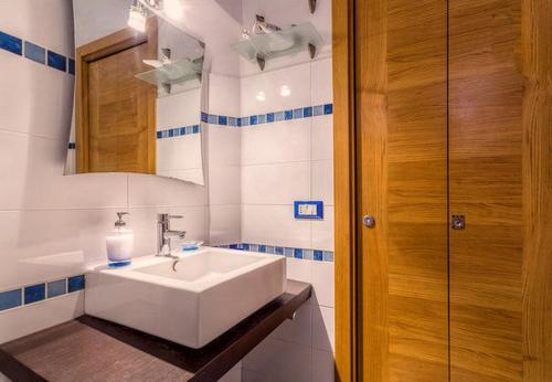 トラーパニにあるTrapani Egadistar Apartmentsのバスルーム(白い洗面台、鏡付)