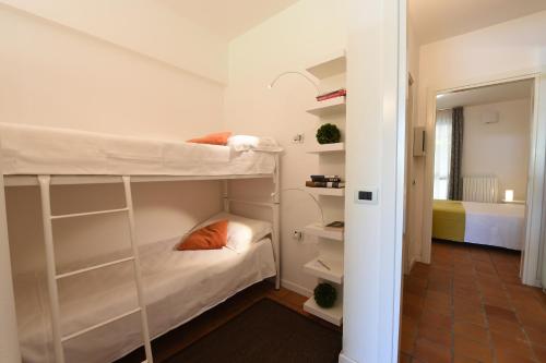 イゼーオにあるResidence Il Patioの二段ベッド2台とバスルームが備わる客室です。